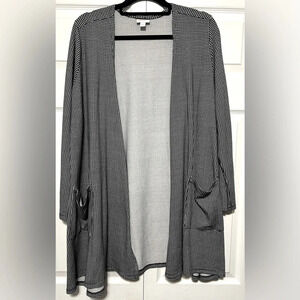 LuLaRoe Caroline Cardigan Women’s Size Large Black & White pattern with pockets